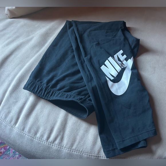 Nike Plus Size Leggings - Picture 2 of 4
